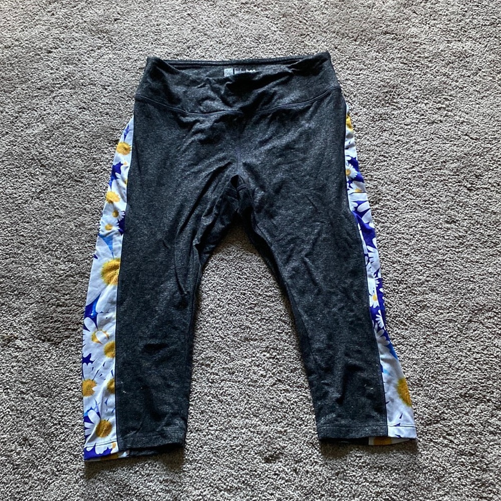 Lularoe Floral Print Simply Comfortable Cropped Leggings SIZE M Gray